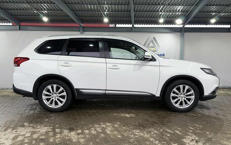 Mitsubishi Outlander III рестайлинг 3, 2017 год, 1 899 000 рублей, 6 фотография