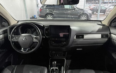 Mitsubishi Outlander III рестайлинг 3, 2017 год, 1 899 000 рублей, 10 фотография