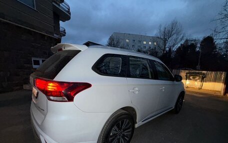 Mitsubishi Outlander III рестайлинг 3, 2022 год, 2 550 000 рублей, 3 фотография