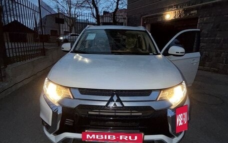 Mitsubishi Outlander III рестайлинг 3, 2022 год, 2 550 000 рублей, 2 фотография