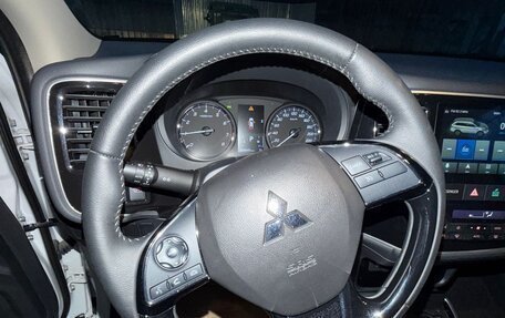 Mitsubishi Outlander III рестайлинг 3, 2022 год, 2 550 000 рублей, 12 фотография
