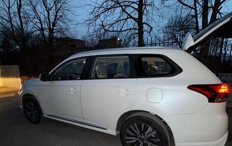 Mitsubishi Outlander III рестайлинг 3, 2022 год, 2 550 000 рублей, 13 фотография