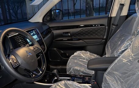 Mitsubishi Outlander III рестайлинг 3, 2022 год, 2 550 000 рублей, 16 фотография