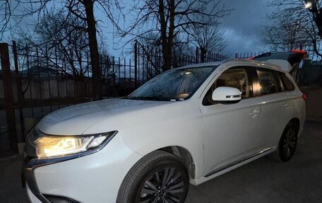 Mitsubishi Outlander III рестайлинг 3, 2022 год, 2 550 000 рублей, 18 фотография