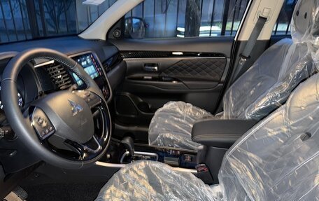 Mitsubishi Outlander III рестайлинг 3, 2022 год, 2 550 000 рублей, 17 фотография