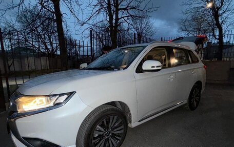 Mitsubishi Outlander III рестайлинг 3, 2022 год, 2 550 000 рублей, 20 фотография