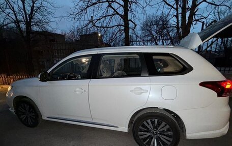 Mitsubishi Outlander III рестайлинг 3, 2022 год, 2 550 000 рублей, 22 фотография