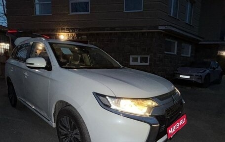 Mitsubishi Outlander III рестайлинг 3, 2022 год, 2 550 000 рублей, 21 фотография