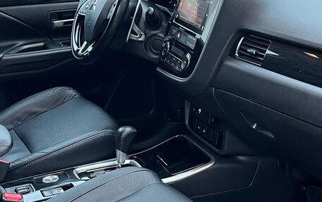 Mitsubishi Outlander III рестайлинг 3, 2018 год, 2 190 000 рублей, 4 фотография