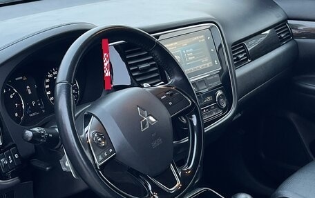 Mitsubishi Outlander III рестайлинг 3, 2018 год, 2 190 000 рублей, 3 фотография