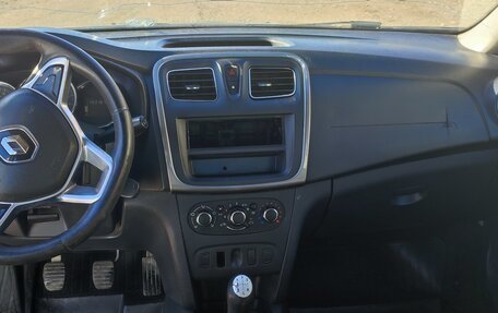 Renault Logan II, 2018 год, 620 000 рублей, 2 фотография