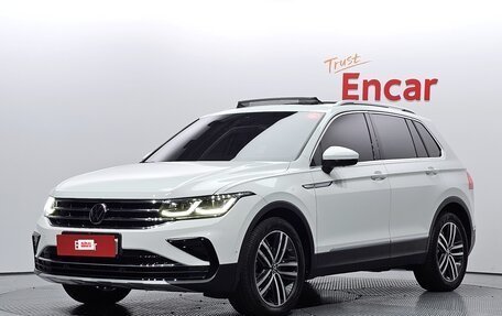 Volkswagen Tiguan II, 2022 год, 2 770 000 рублей, 1 фотография