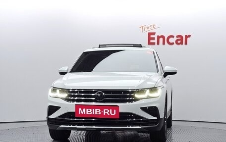 Volkswagen Tiguan II, 2022 год, 2 770 000 рублей, 2 фотография