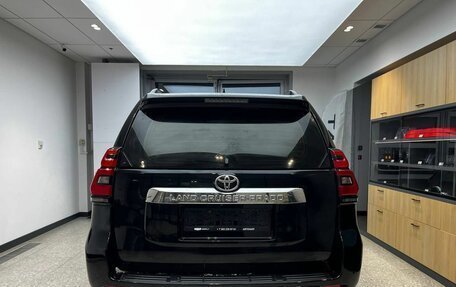 Toyota Land Cruiser Prado 150 рестайлинг 2, 2017 год, 4 650 000 рублей, 6 фотография