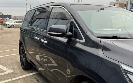 KIA Carnival III, 2018 год, 2 700 000 рублей, 2 фотография