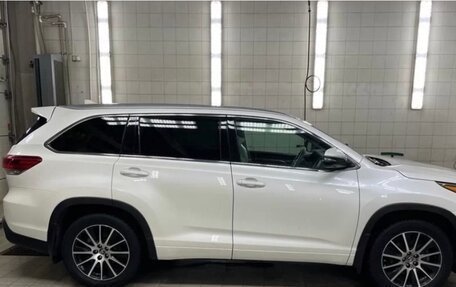Toyota Highlander III, 2017 год, 3 050 000 рублей, 2 фотография