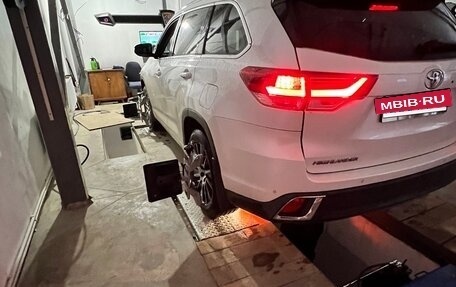 Toyota Highlander III, 2017 год, 3 050 000 рублей, 3 фотография