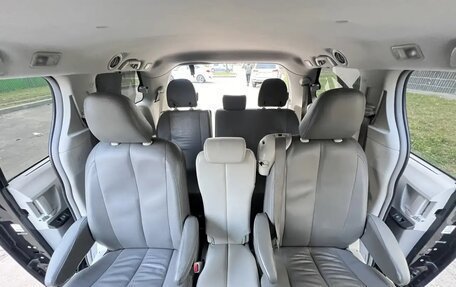 Toyota Sienna III, 2011 год, 1 765 000 рублей, 13 фотография