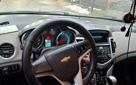 Chevrolet Cruze II, 2010 год, 650 000 рублей, 3 фотография