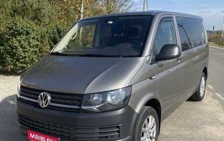 Volkswagen Caravelle T6 рестайлинг, 2015 год, 2 800 000 рублей, 1 фотография