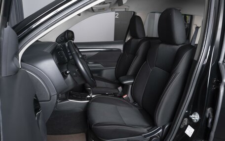 Mitsubishi Outlander III рестайлинг 3, 2019 год, 2 014 000 рублей, 10 фотография