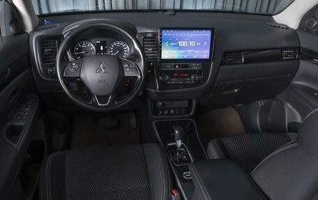 Mitsubishi Outlander III рестайлинг 3, 2019 год, 2 014 000 рублей, 6 фотография