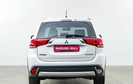 Mitsubishi Outlander III рестайлинг 3, 2015 год, 1 749 050 рублей, 4 фотография