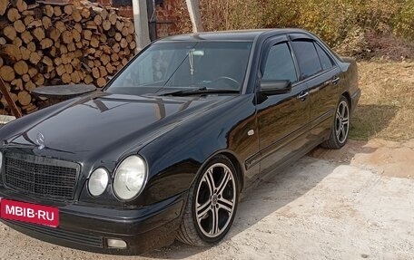 Mercedes-Benz E-Класс, 1998 год, 450 000 рублей, 1 фотография