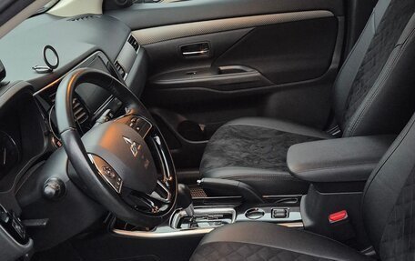 Mitsubishi Outlander III рестайлинг 3, 2018 год, 2 090 000 рублей, 9 фотография