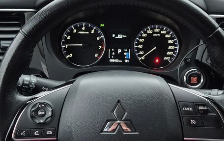 Mitsubishi Outlander III рестайлинг 3, 2018 год, 2 090 000 рублей, 12 фотография