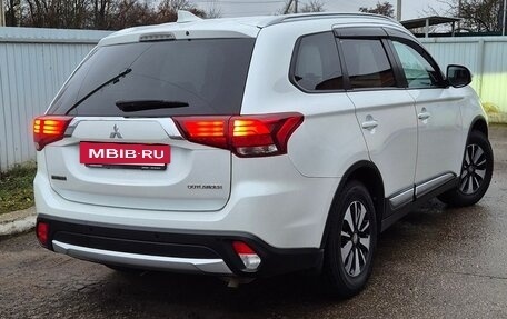 Mitsubishi Outlander III рестайлинг 3, 2018 год, 2 090 000 рублей, 2 фотография