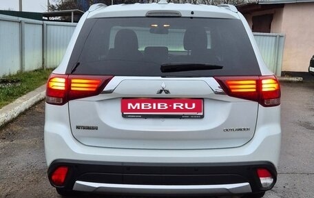 Mitsubishi Outlander III рестайлинг 3, 2018 год, 2 090 000 рублей, 4 фотография