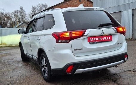 Mitsubishi Outlander III рестайлинг 3, 2018 год, 2 090 000 рублей, 5 фотография