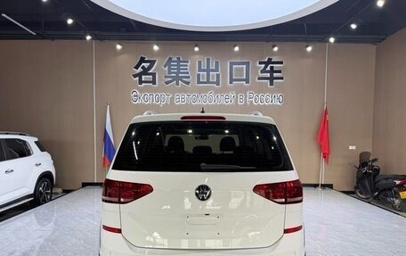 Volkswagen Touran III, 2022 год, 2 100 000 рублей, 4 фотография