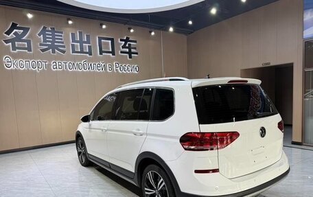 Volkswagen Touran III, 2022 год, 2 100 000 рублей, 3 фотография