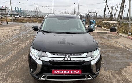 Mitsubishi Outlander III рестайлинг 3, 2020 год, 2 720 000 рублей, 4 фотография