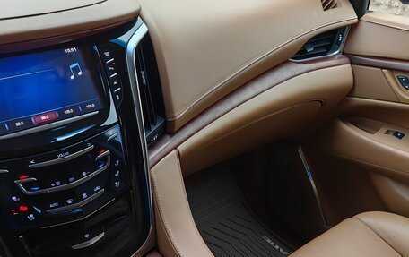 Cadillac Escalade IV, 2016 год, 3 999 999 рублей, 23 фотография