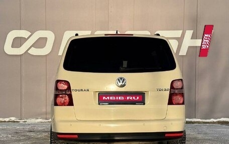 Volkswagen Touran III, 2009 год, 800 000 рублей, 4 фотография