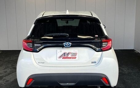 Toyota Yaris, 2022 год, 1 100 000 рублей, 6 фотография