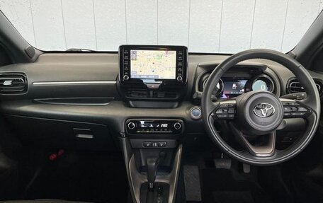 Toyota Yaris, 2022 год, 1 100 000 рублей, 10 фотография