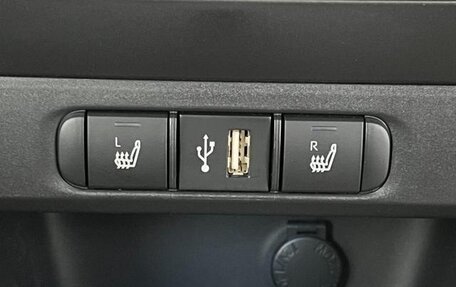 Toyota Yaris, 2022 год, 1 100 000 рублей, 24 фотография