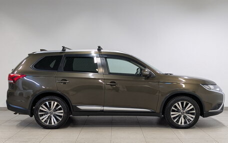 Mitsubishi Outlander III рестайлинг 3, 2019 год, 1 995 000 рублей, 4 фотография