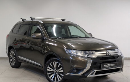 Mitsubishi Outlander III рестайлинг 3, 2019 год, 1 995 000 рублей, 3 фотография
