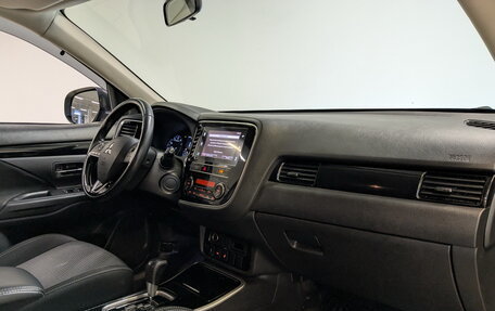 Mitsubishi Outlander III рестайлинг 3, 2019 год, 1 995 000 рублей, 11 фотография