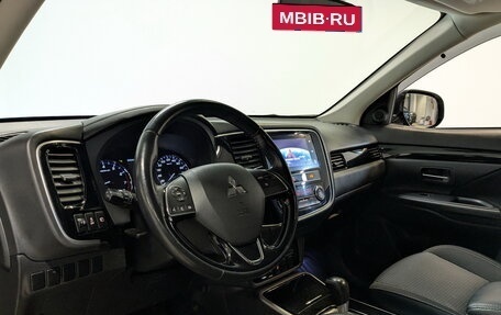 Mitsubishi Outlander III рестайлинг 3, 2019 год, 1 995 000 рублей, 16 фотография