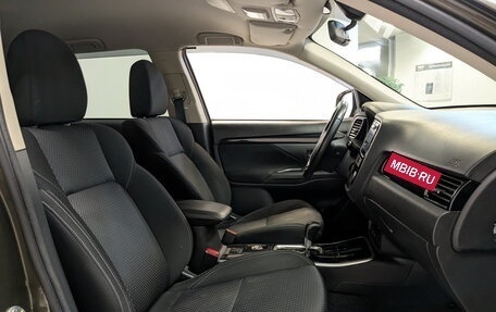 Mitsubishi Outlander III рестайлинг 3, 2019 год, 1 995 000 рублей, 23 фотография