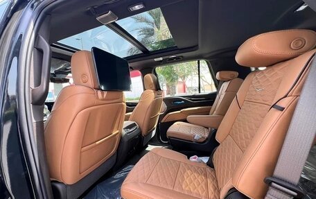 Cadillac Escalade V, 2024 год, 13 750 000 рублей, 15 фотография