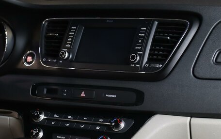 KIA Carnival III, 2018 год, 2 419 000 рублей, 10 фотография