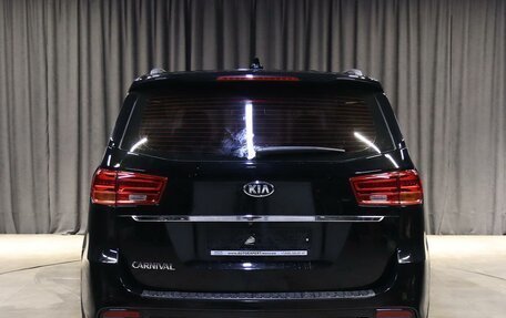 KIA Carnival III, 2018 год, 2 419 000 рублей, 15 фотография