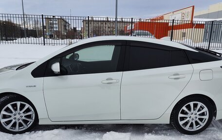 Toyota Prius IV XW50, 2017 год, 2 350 000 рублей, 6 фотография